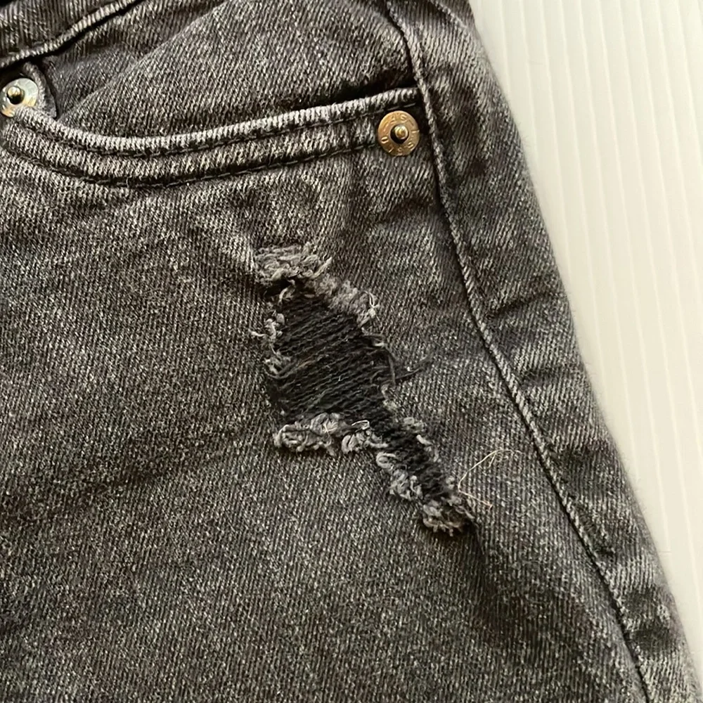 Levi’s boyfriend jean, black distressed, girls size 10